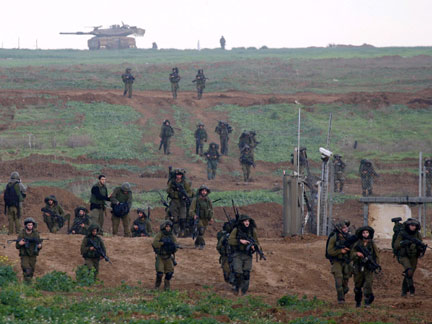 Israeli soldiers crossing the Gaza border back to Israel early on Sunday
(Photo: Reuters)