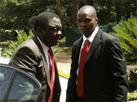 Morgan Tsvangirai( L) arrives at the SADC summit(Photo: Reuters)