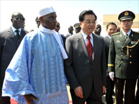 Chinese president Hu Jintao walks with Senegal president Abdoulaye Wade(Photo: AFP)
