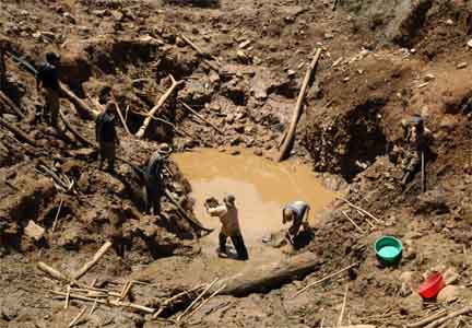 Artisanal miners in Mongwalu, north eastern DRC.(Photo: AFP)