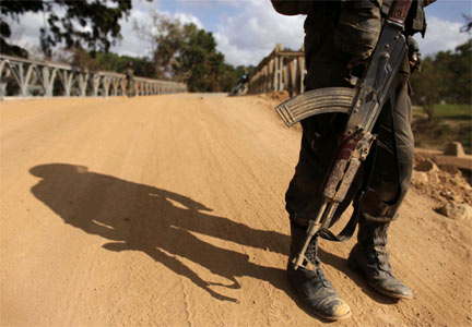 A Sri Lankan soldier stands guard(Photo: Reuters)