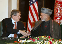 Karzai (R) shakes hand with Holbrooke(Photo: Reuters)