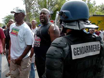 Police and strikers in Guadeloupe(Photo: Reuters)