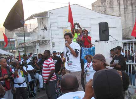 Strike leader Elie Domata addresses the crowd(Photo: Sarah Elzas)