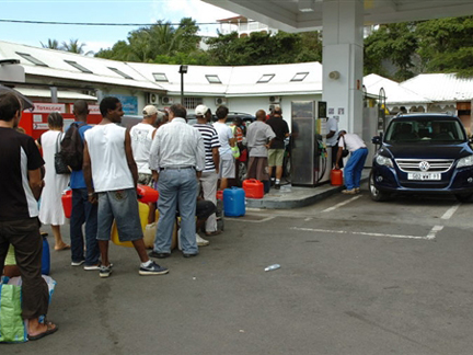 People have been queuing at a petrol stations in Guadeloupe, where the general strike enters its 24th day Friday(Photo: Dominique Chemereau/AFP)