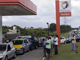 People queue to refuel cars in Jarry, Guadeloupe, 12 February 2009(Photo: AFP)