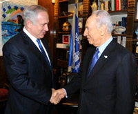 Peres (R) meets Netanyahu (L)(Photo: Reuters)