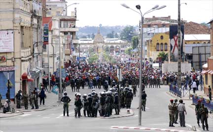 Soldiers separate supporters of Andry Rajoelina from those of President marc Ravalomanana in Antananarivo, 14 February 2009(Photo: Reuters)