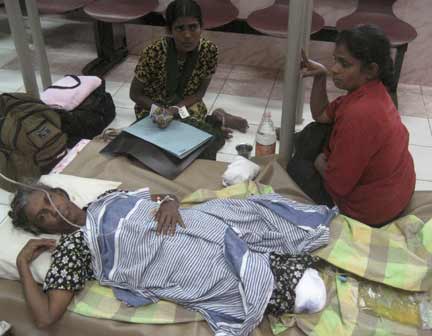 A Tamil woman receives treatment at a hospital in the eastern port of Trincomalee(Photo: Reuters)