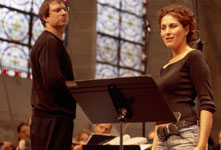 Sara Hershkowitz in rehearsal with David Stern(Photo: Artcomart)