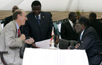 Mugabe (R) listens to MDC Senator David Coltart(Photo: Reuters)
