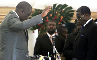 Morgan Tsvangirai (L) is sworn in as Prime Minister by President Robert Mugabe, 11 February 2009(Photo:  Reuters)
