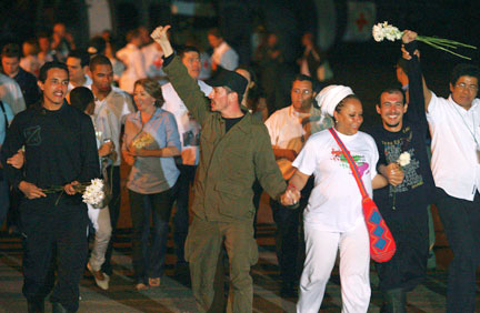 Soldier Giovanni Dominguez (L), police officers Alexis Torres (C) and Walter Lozano (R) greet the crowd upon their arrival in Villavicencio, 1 February 2009(Photo: Reuters)
