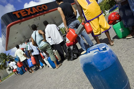 A petrol queue in Gosier, outside Pointe-a-Pitre, 3 February 2009(Photo: AFP)