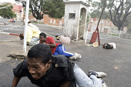 A man tries to escape gun shots in Antananarivo, 7 February 2009(Photo: AFP)