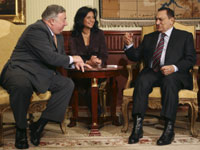 Mubarak (R) talks with French Senate President Gerard Larcher in Cairo on Sunday
(Photo: Reuters)