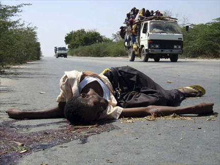 A dead civilian near the African Union peacekeepers base in Mogadishu(Photo: Reuters)