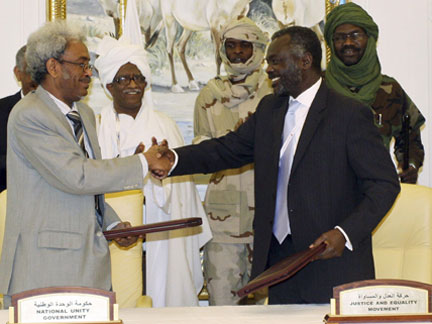 Sudanese rebel Justice and Equality Movement (JEM) representative Jibril Ibrahim (R) shakes hands with Amin Hassan Omar, a member of the Sudanese government delegation (Photo: Reuters)