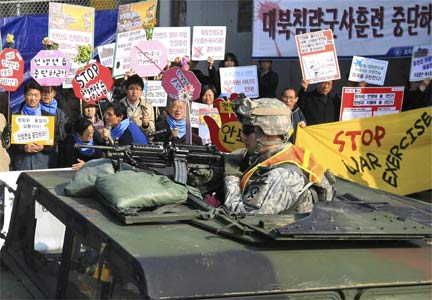 Protestors demonstrate against joint US-South Korean military exercises.(Photo: Reuters)