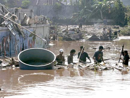 Rescuers search for flood victims on the outskirts of Jakarta 27 March 2009. (Photo: Reuters)