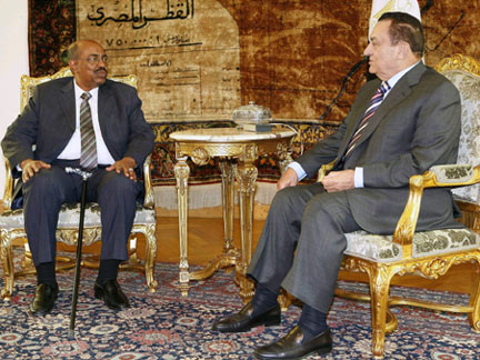 Egypt's President Hosni Mubarak (R) meets with Sudan's President Omar Hassan al-Bashir in Cairo March 25, 2009. (Photo: Reuters)