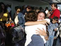 Relatives reunite at Havana's airport.(Photo: Reuters)