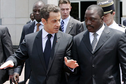 Kabila (R) greets Sarkozy(Photo: Reuters)