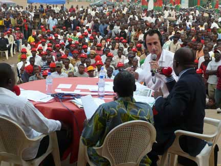 RFI's Juan Gomez, with guests and a crowd, recording <em>Appels sur l'actualité</em>, RFI's phone-in programme, live on Ouagadougou's Place de la Nation
