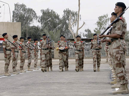 Iraqi soldiers preparing for the handover(Photo: Reuters)