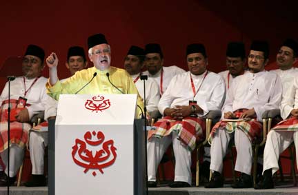 Malaysia's incoming Prime Minister Najib Razak delivers his keynote address at the Umno assembly(Photo: Reuters)