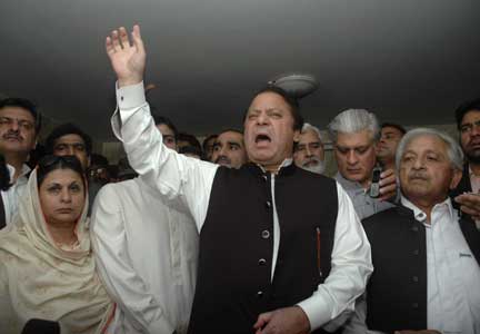 Sharif (C) addresses his supporters in Lahore(Photo: Reuters)