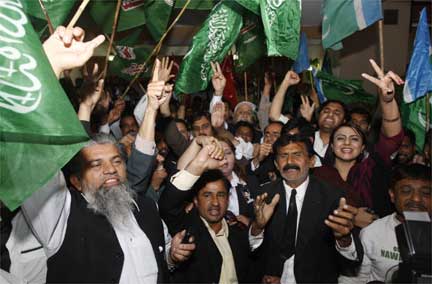 Lawyers and opposition supporters celebrate at dawn the government's decision to reinstate the chief justice, 16 March 2009(Photo: Reuters)