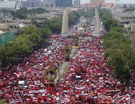 Anti-government demonstrators begin their march to Government House in Bangkok, 26 March 2009(Photo: Reuters)
