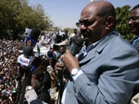 Sudan's President Omar al-Beshir speaks to a crowd in Khartoum protesting his arrest warrant.(Photo: Reuters)
