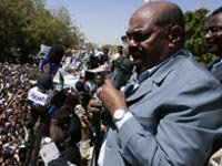 Sudan's President Omar  al-Beshir speaks to a crowd in Khartoum protesting his arrest warrant(Credit: Reuters)