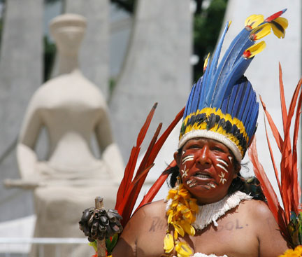 Dozens of indigenous people from the Raposa-Serra do Sol reserve in Roraima gathered outside the Supreme Court in Brasilia as the judges gave their decision, 18 March 2009(Photo: Reuters)