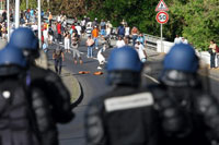 Youths face French police in Réunion(Photo: AFP)