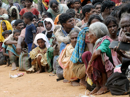 Civilians arrive at the village of Putumatalan in Puthukkudiyirippu, northern Sri Lanka 22 April 2009 after fleeing the combat zone.(Photo: Reuters)