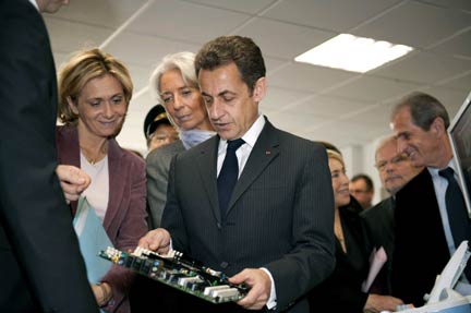Higher Education and Research Valerie Pecresse (L), Finance Minister Christine Lagarde (2ndL) with Sarkozy on his visit to the south(Photo: Reuters)