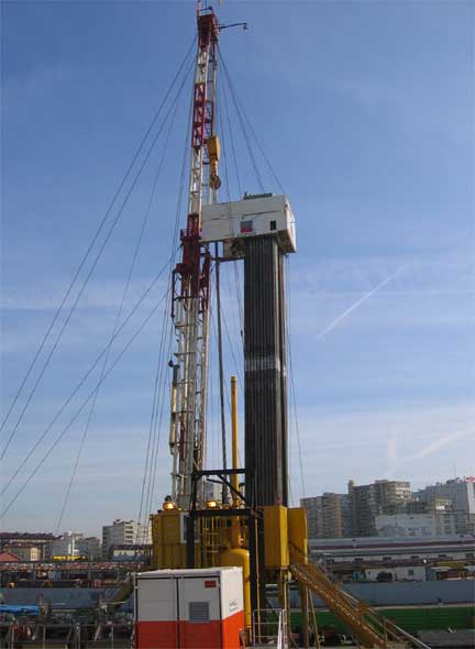 The CPCU geothermic drilling tower in northern Paris, March 2009(Photo: Sarah Elzas)