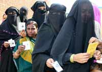 Indian women waiting to vote in the first phase of the elections in Uttar Pradesh(Photo: Reuters)