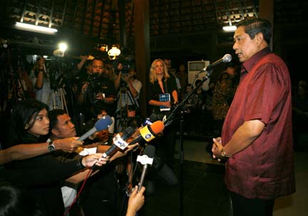 Indonesian President Susilo Bambang Yudhoyono speaks to journalists at his home(Photo: Reuters)