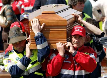 The coffin of a victim is carried at the ceremony(Photo: Reuters)