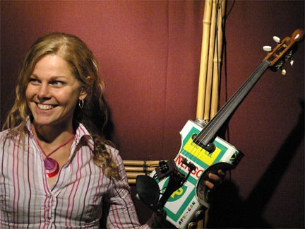 Kristel Birkholtz with her petrol can violin(Photo: Kristel Birkholtz)