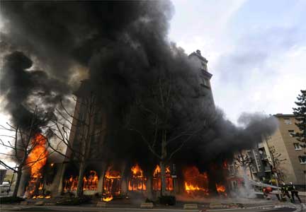 Firefighters battle flames at a hotel burnt by anti-Nato protesters near the European bridge between Strasbourg and Kehl, 4 April 2009(Photo: Reuters)