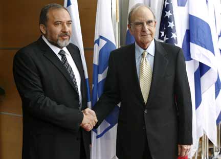 Mitchell (R) meets Lieberman(Photo: Reuters)