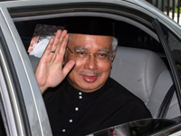 Malaysia's new Prime Minister Najib Razak waves from his car after his swearing in ceremony at the palace in Kuala Lumpur on April 3, 2009.(Photo: AFP)