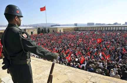 Demonstrators oppose a broadening investigation into an alleged plot against the AKP government at the shrine of Turkey's founder, Mustafa Kemal Ataturk, on Saturday(Photo: Reuters)