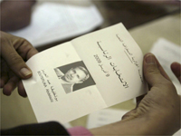 An Algerian election worker counting ballots on 9 April 2009(Photo: Reuters)