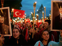 Anti-AKP demonstrators in 2007(Photo: Reuters)